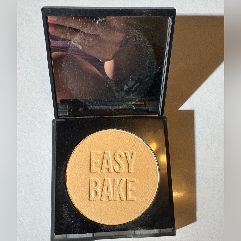 Huda Beauty “Blondie Easy Bake Powder